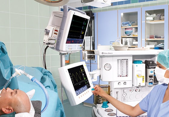 El monitor B40 de GE Healthcare con pantalla de colores vivos de 12,1 pulgadas admite hasta seis formas de onda simultáneamente.